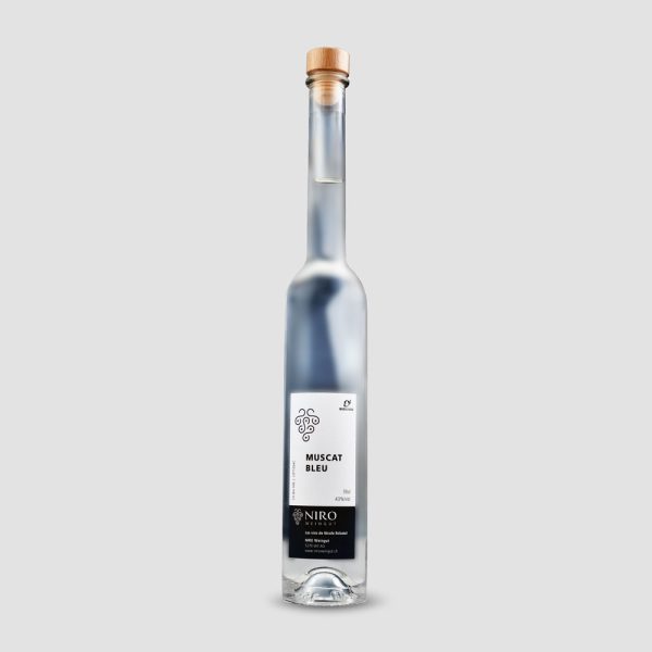Destilat-Flasche mit Muscat Bleu